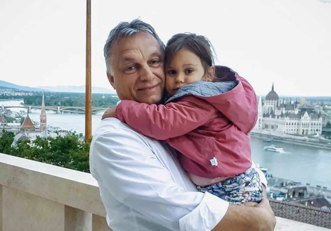 Ilyen szintű érzéketlenségre születni kell - Orbán Viktor a szerdai tragédia helyszínével a háttérben köszönte meg a köszöntéseket