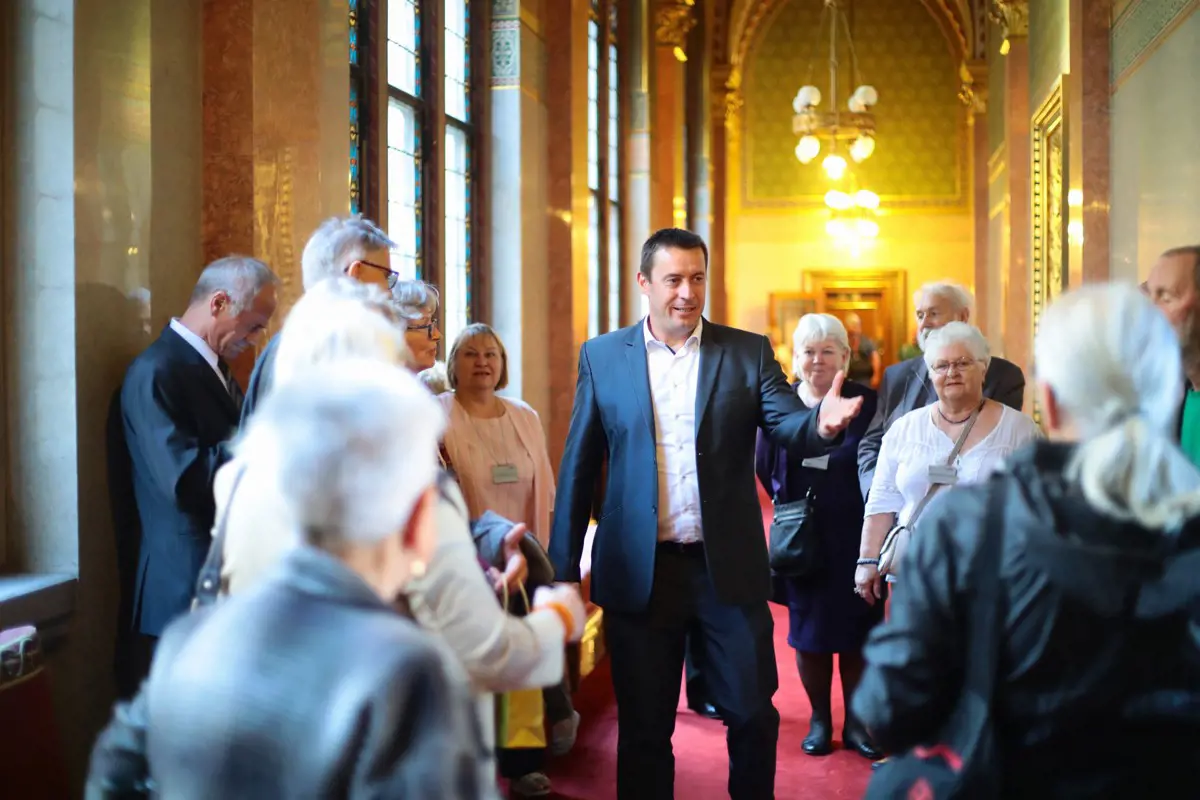 Igazságos nyugdíjrendszerrel, minőségi idősellátással javítaná a szépkorúak helyzetét a Jobbik