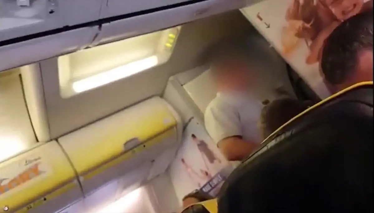 "Lapítotok, mint szar a fűben, szóljatok a kapitánynak!" - videó a Ryanair-járaton eldurvult helyzetről