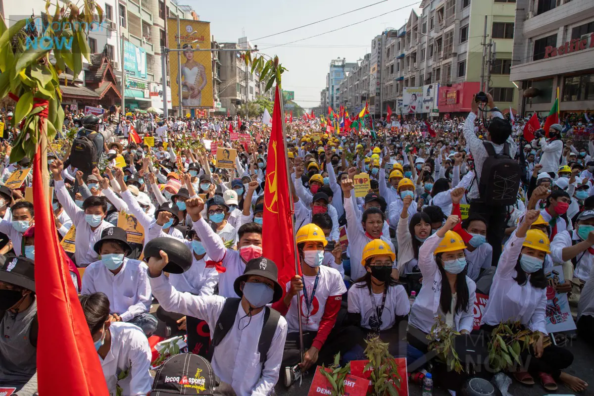 Általános sztrájk kezdődött Mianmarban, miután szombaton éles lőszert vetett be a rendőrség