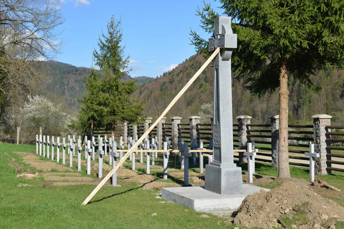 Le kell bontani az úzvölgyi temető román betonkeresztjét