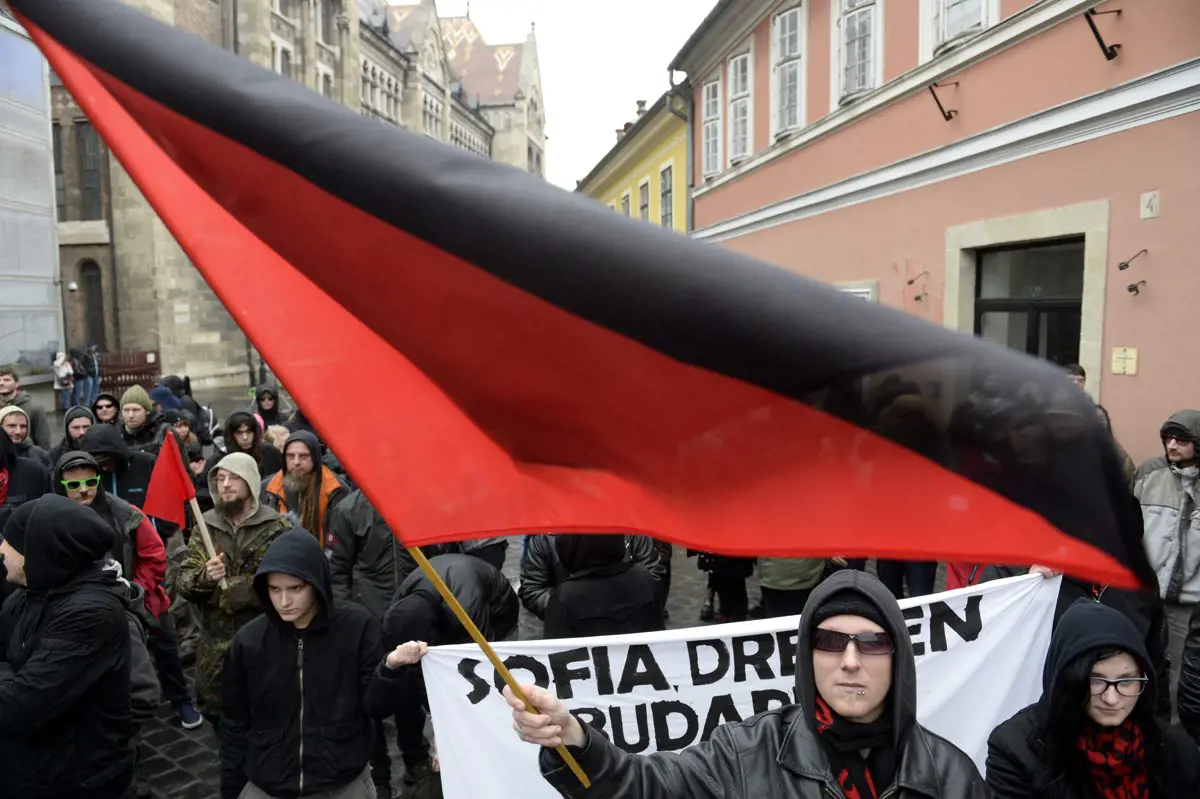 Négy antifa aktivistát vettek őrizetbe eddig a budapesti utcai támadások ügyében