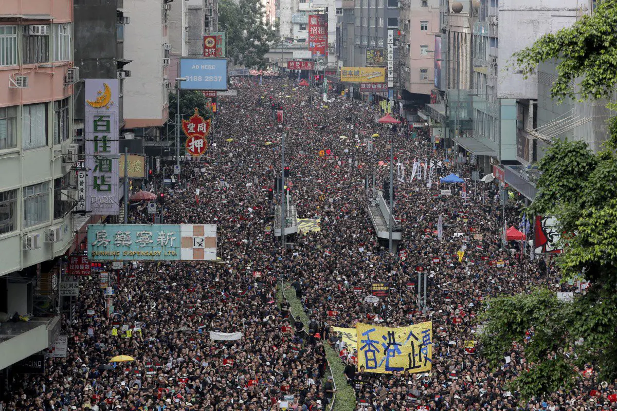 Könnygázt vetett be a hongkongi rendőrség tüntetők egyes csoportjai ellen