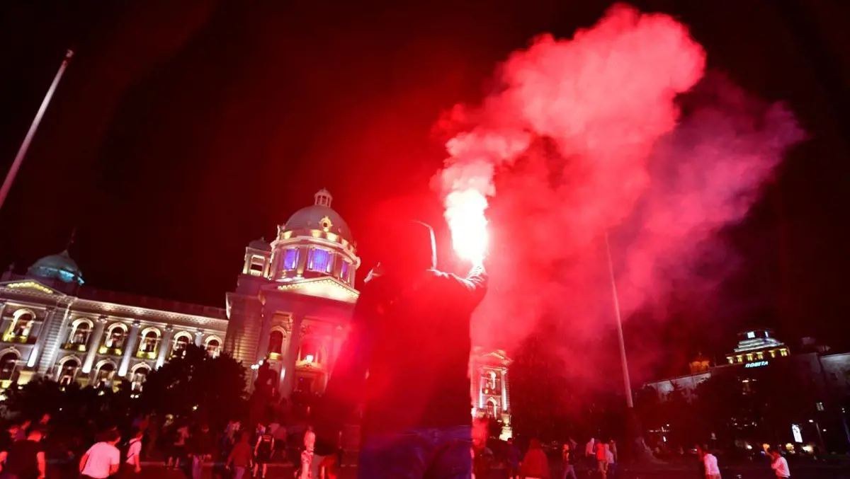 Belgrádban ismét megostromolták a parlamentet a tüntetők