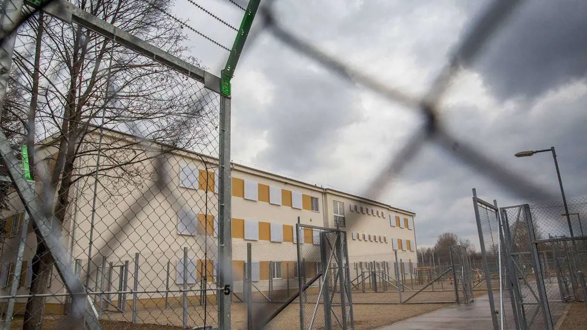 Börtönzsúfoltság: tíz börtön területén húz fel a kormány lakókonténereket