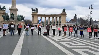 Az ukrajnai háború ellen tüntettek oroszok a Hősök terén vasárnap