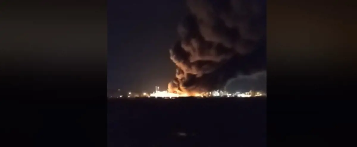 Óriási tűz ütött ki Tiszaújvárosban egy cég telephelyén