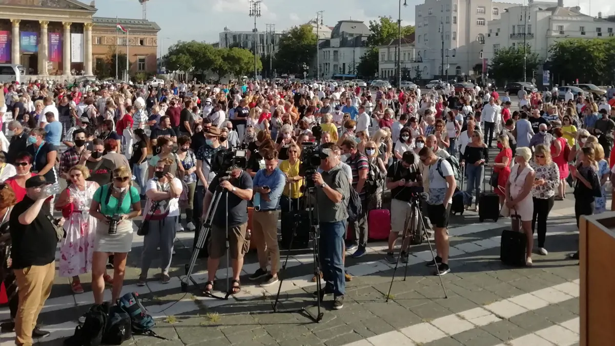 "A Jobbik kiáll a turizmusban dolgozókért, a kormány miért nem?"