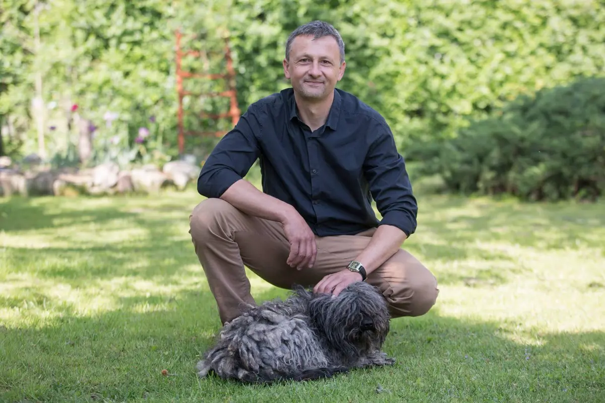 Már YouTube-on is értéket teremt a „botcsinálta politikus”, aki valójában egy vidéki gazda – csak felemelte a hangját