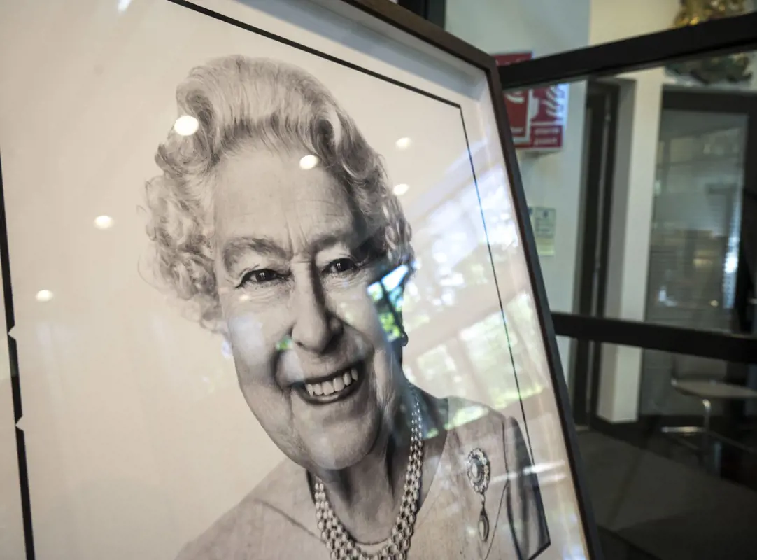 II. Erzsébet halála miatt leállíthatják A korona című sorozat forgatását