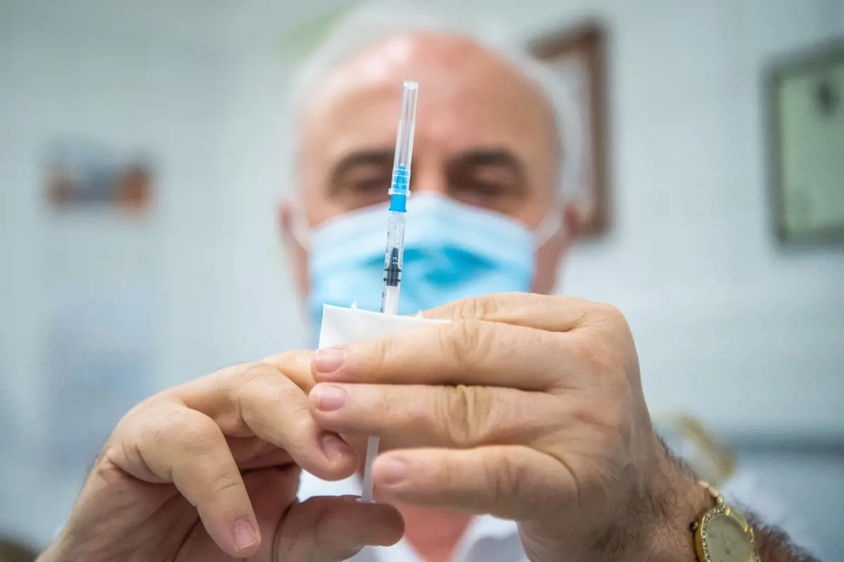 Alkotmánybíróság: törvényes az egészségügyi dolgozók kötelezővé tett védőoltása