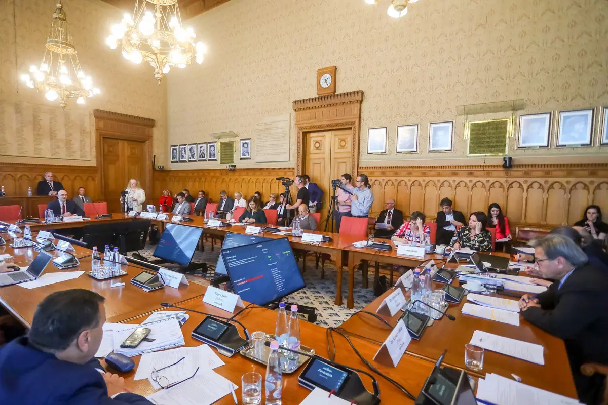 A fideszesek mély hallgatás mellett tettek keresztbe a devizakárosultaknak