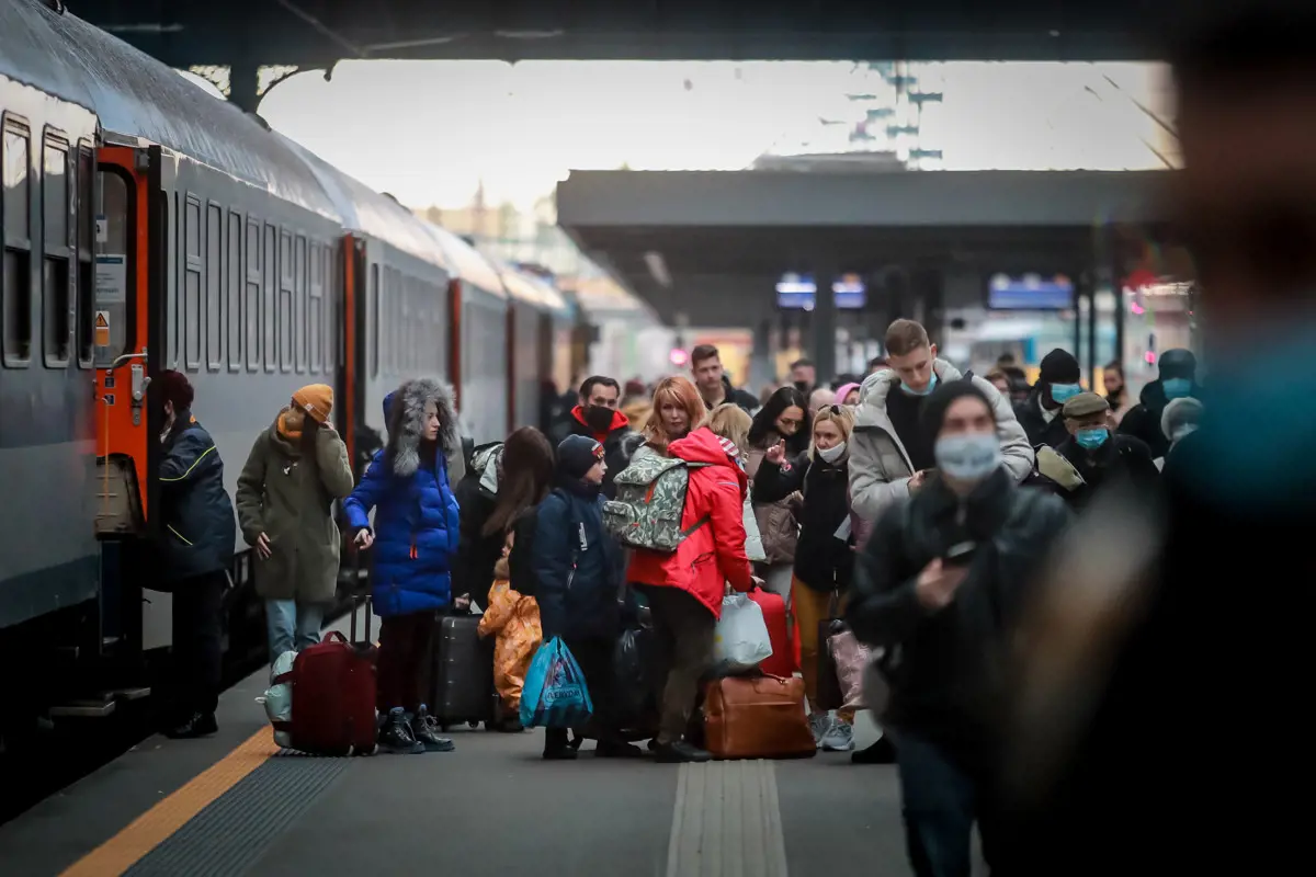 Pénteken 3203 menekültet fogadtak a rendőrök a fővárosi pályaudvarokon