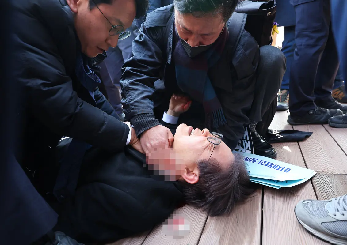 Nyakon szúrta egy férfi Li Dzse Mjung dél-koreai ellenzéki vezetőt