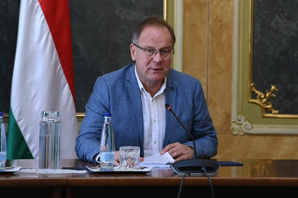 Navracsics Tibor szerint két csomagban jönnek az új törvények, hogy jogállamnak tűnjön Magyarország