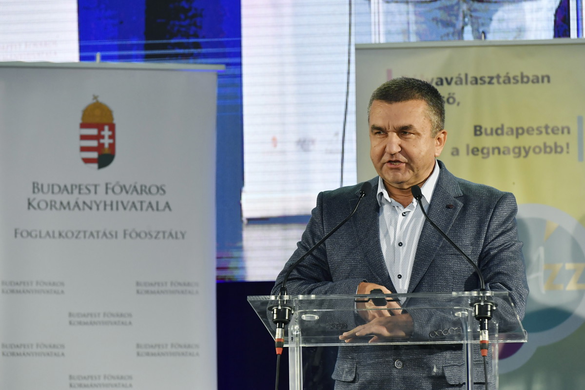 A kormány EU-s pénzből havi 180 ezres albérlet-támogatást ad a 30 év alattiaknak