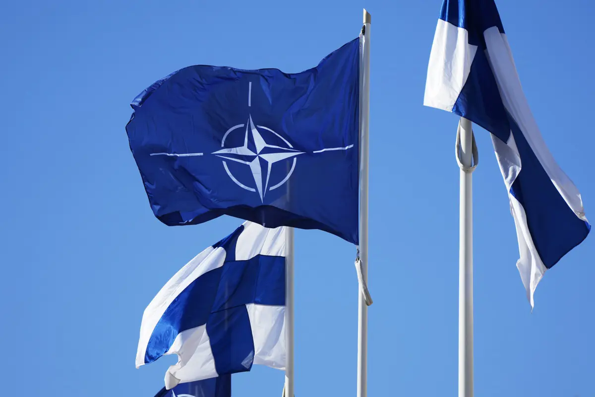 Finn NATO-csatlakozás: Felvonták a NATO lobogóját Helsinkiben