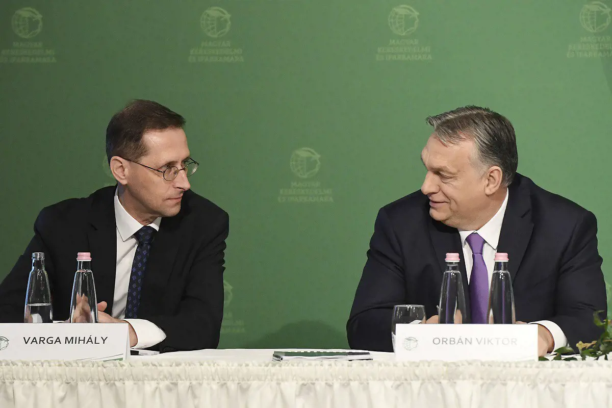 Ellentmondás van Orbán és Varga szavai között