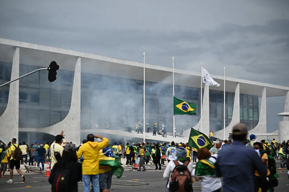 Brazília: Letartóztatták Bolsonaro többszáz hívét az elnöki palota feldúlása miatt