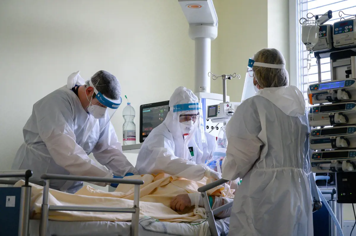 6939 koronavírusos beteget ápolnak kórházban, 573-an csak gépről kapnak levegőt