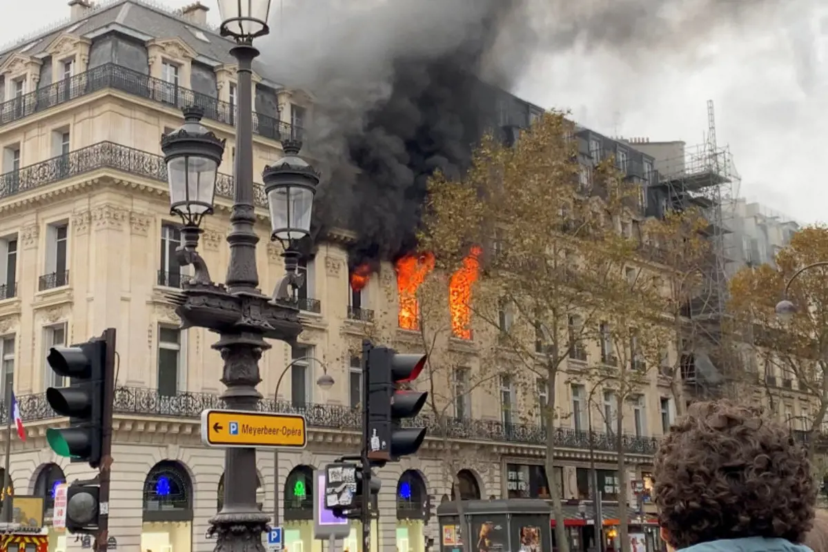 Kigyulladt egy épület Párizs belvárosában, az ok egyelőre ismeretlen, senki sem sérült meg