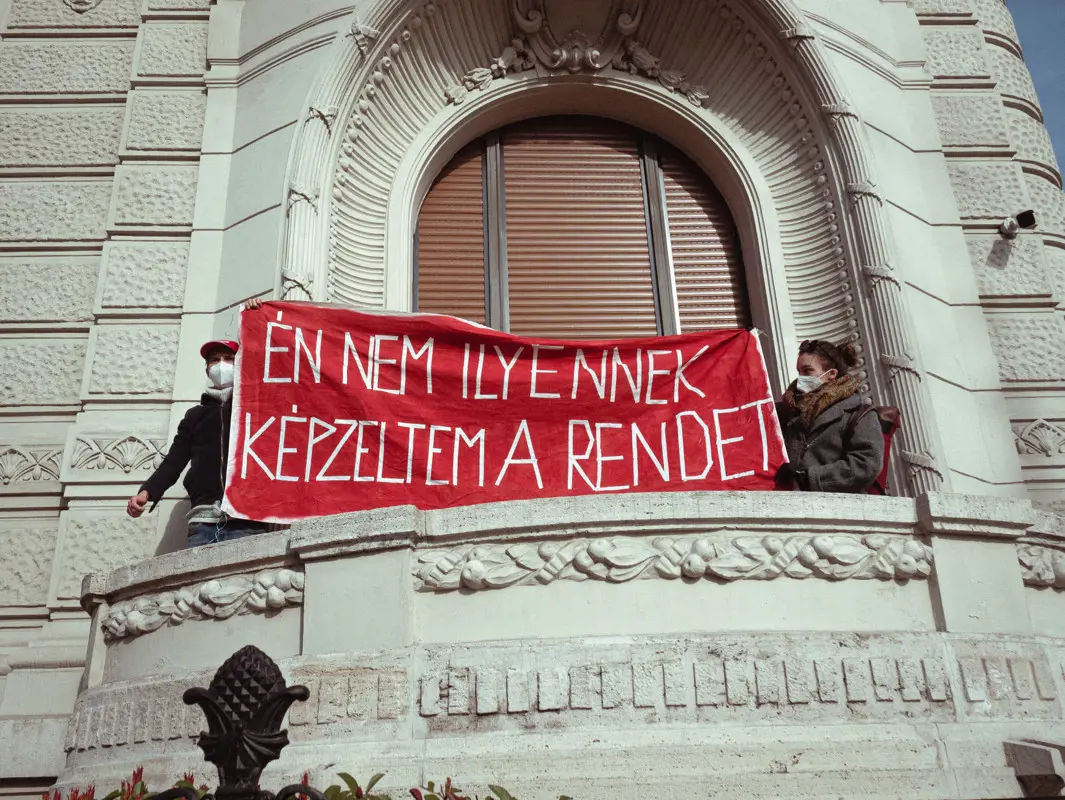 A Fidesz-székház erkélyére mászva tiltakoztak a kilakoltatási moratórium felfüggesztése ellen
