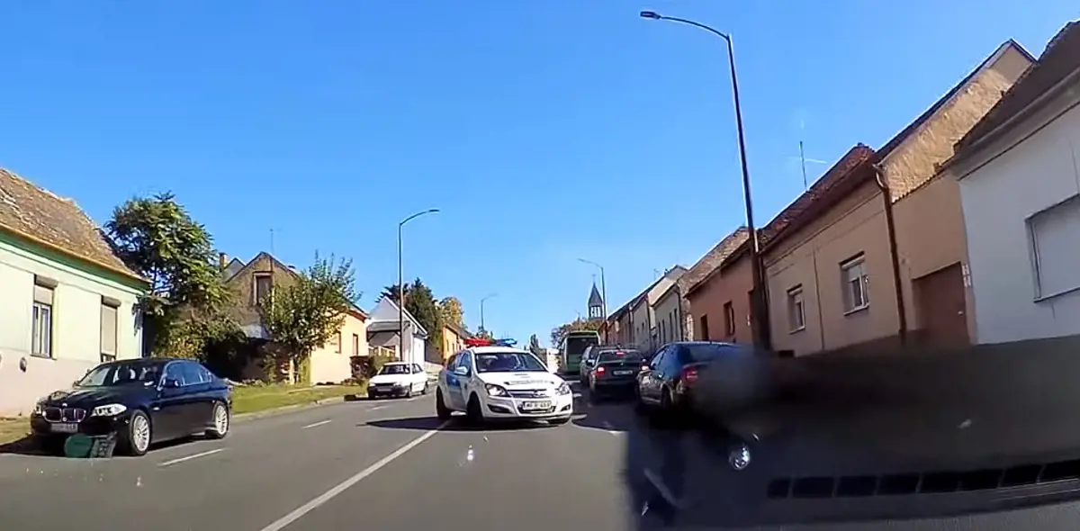 Pécsi autós üldözés: több rendőrautó is összetört