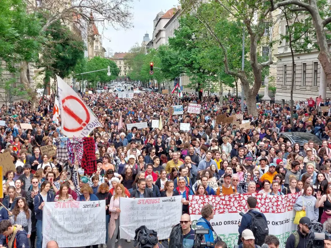 A Kossuth téren tüntetnek ma este a Fidesz tanárellenes státusztörvénye ellen