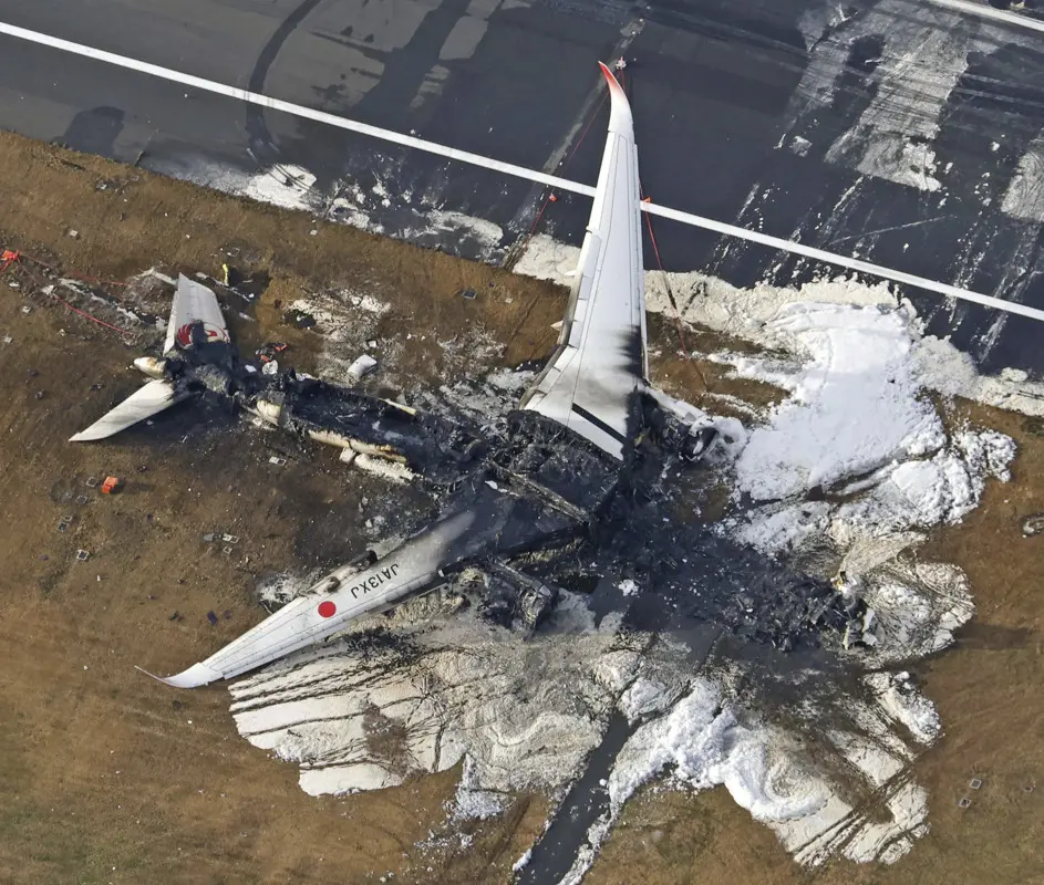 Öt ember meghalt, amikor teljesen lángba borult a Japan Airlines gépe a tokiói reptéren