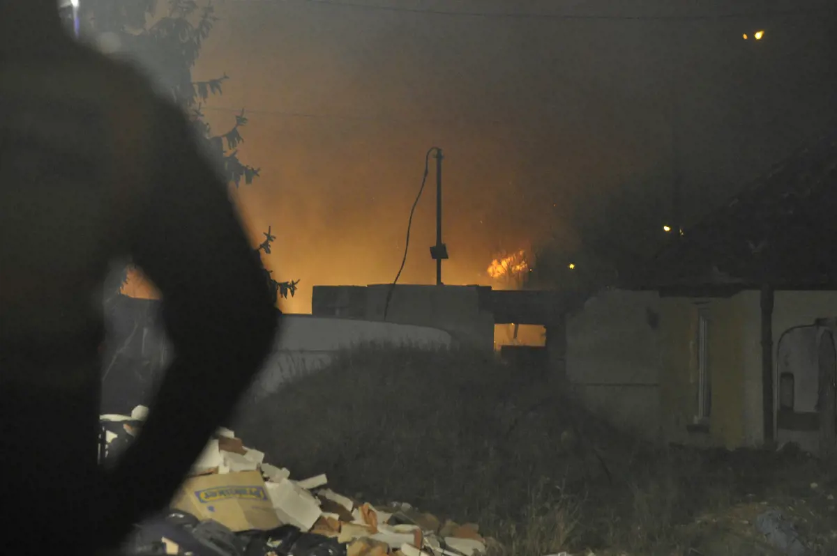 Megfékezték a lángokat - öt épület kigyulladt, egy romba dőlt