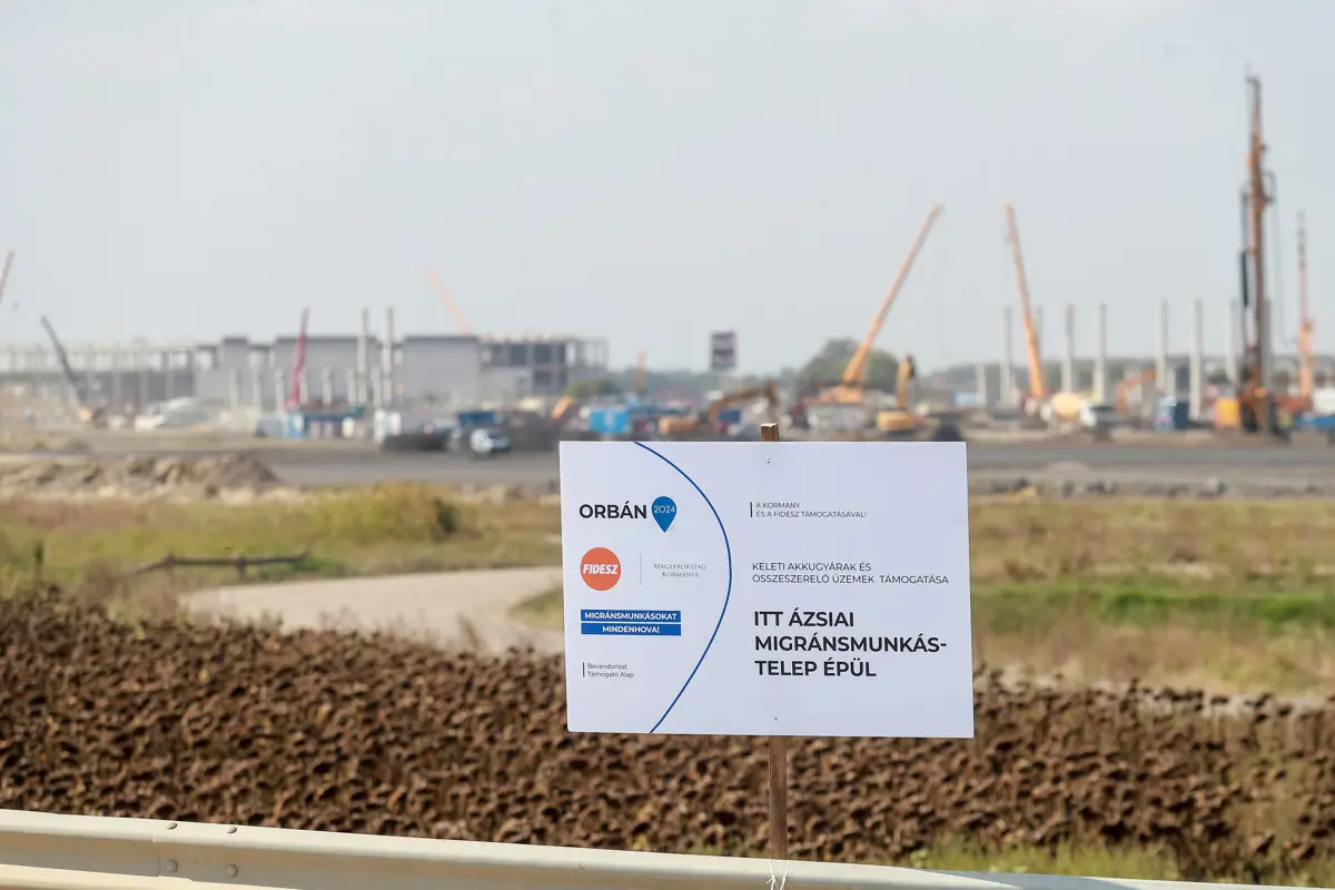 Ázsiai migránsmunkás-telep építéséről tájékoztató táblát állítottak Debrecen határában