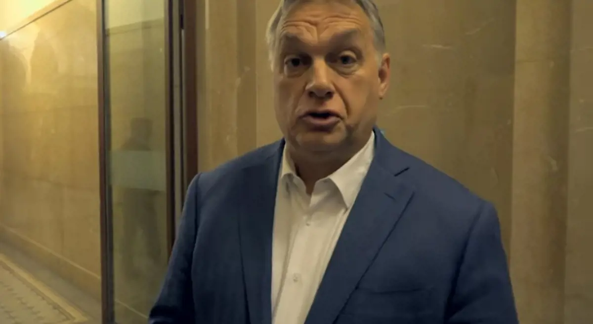 Orbán Viktor elsőként érkezett az operatív törzs ülésére, és még hang is van