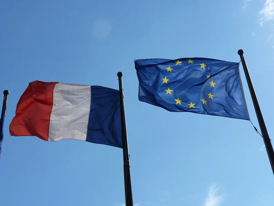 A francia iskolák osztályaiban a nemzeti zászló mellett a himnusz sorait is kötelező lesz kitenni