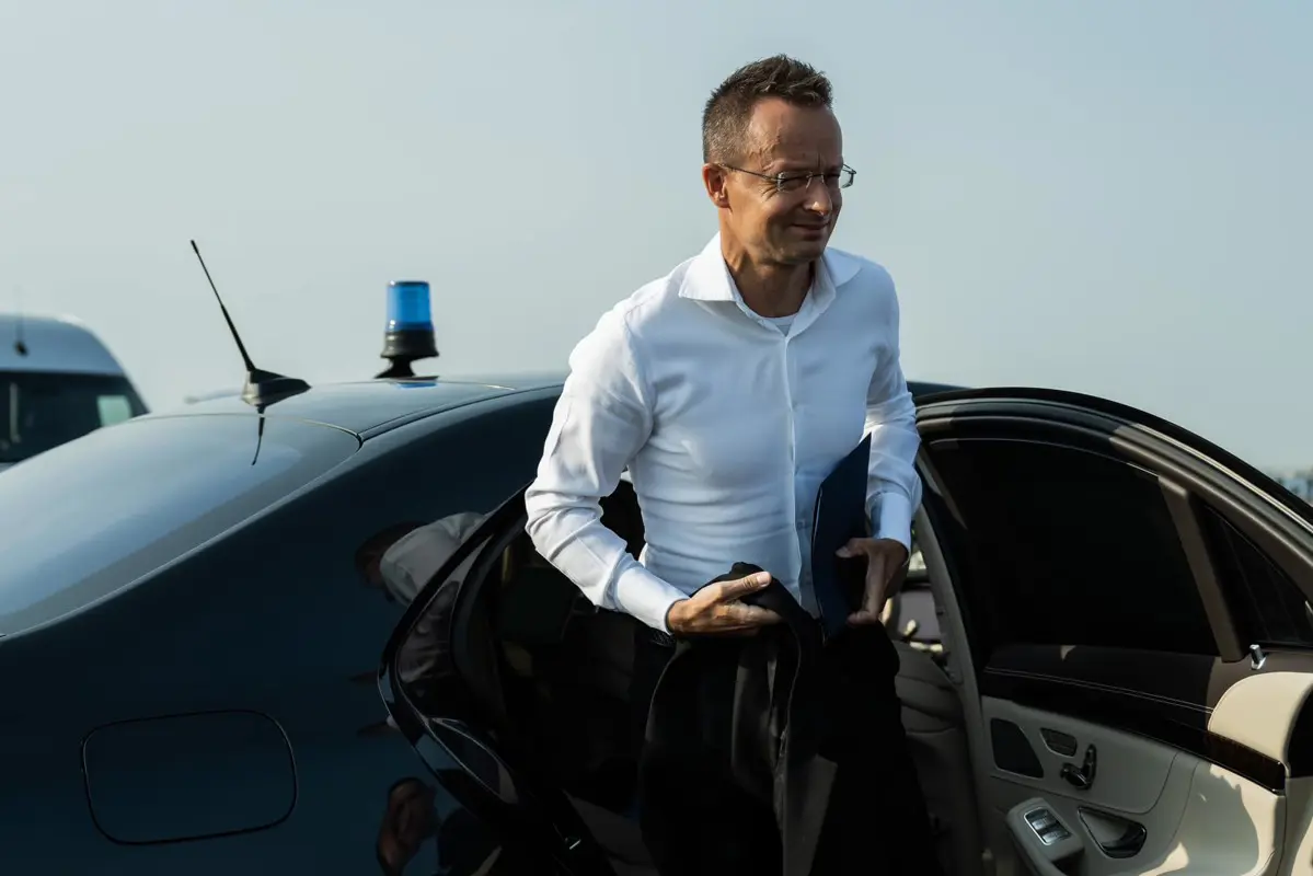 Meglepő vendég érkezik a külügybe