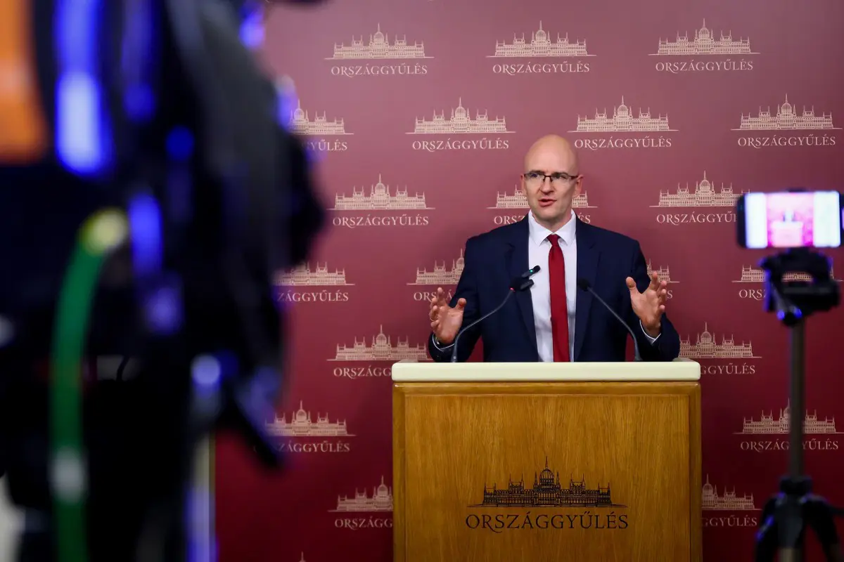 Z. Kárpát Dániel a banki díjakról: „Arcátlan, minden jogi és etikai határt átlépő banki lehúzásokról és praktikákról beszélünk”