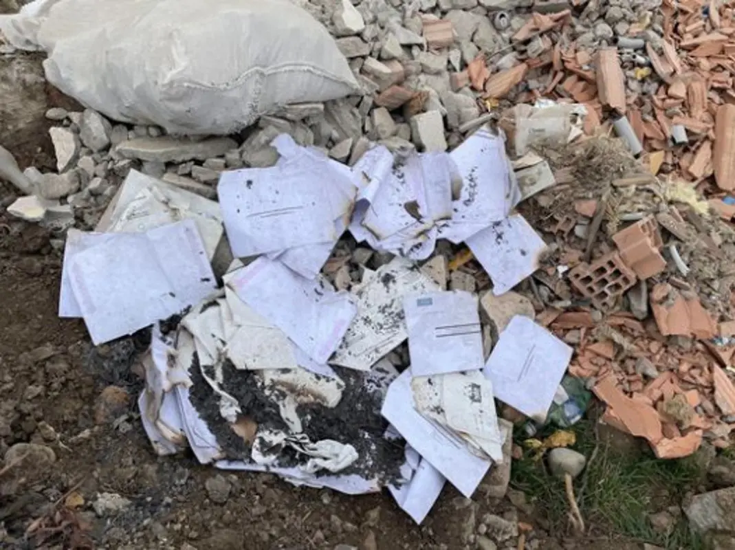 Már kitöltött levélszavazatokra bukkantak egy illegális hulladéklerakat területén