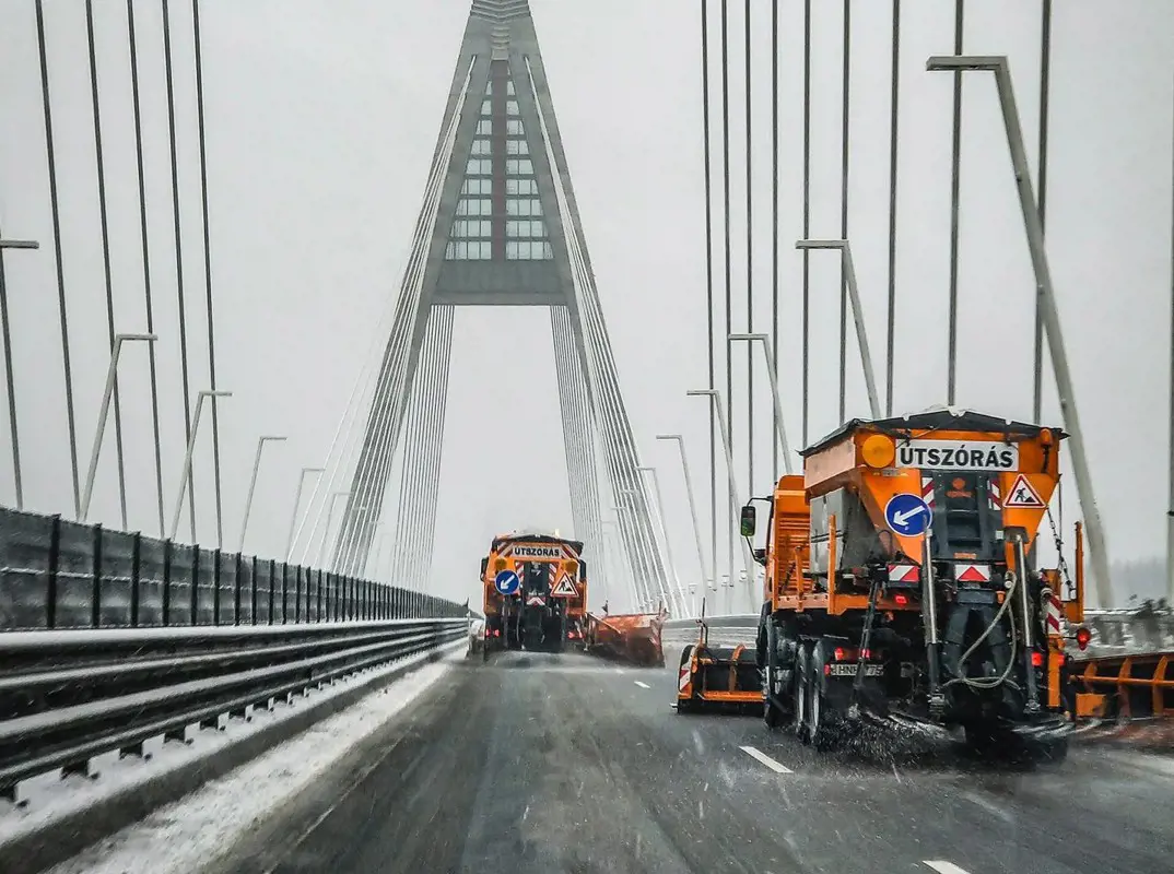 Itt a sarkvidéki hideg és a hó, a közútkezelő 3300 embere dolgozik az utakon