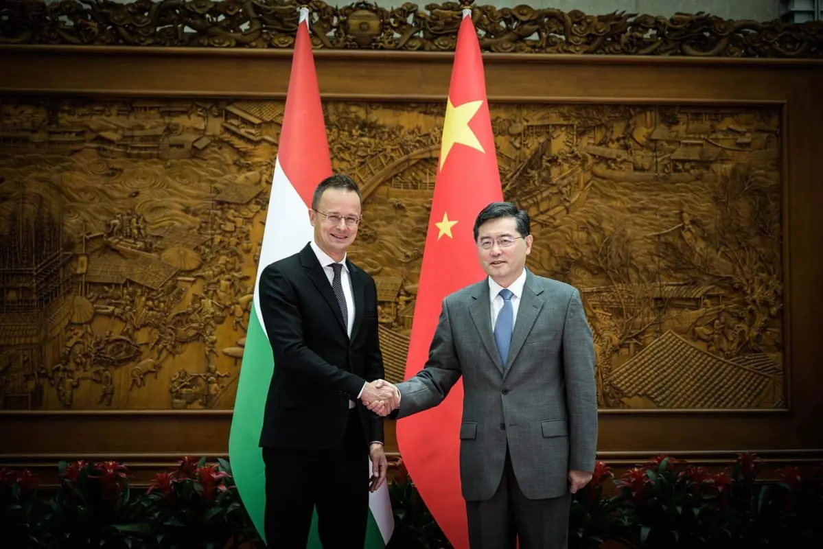 Szijjártó Péter: Magyarország és Kína számíthat egymásra a béketábor hangjának erősítésében