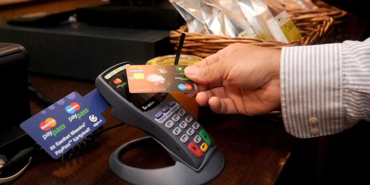 A vírus miatt 15 ezer forintig lehet PIN-kód nélkül fizetni bankkártyával