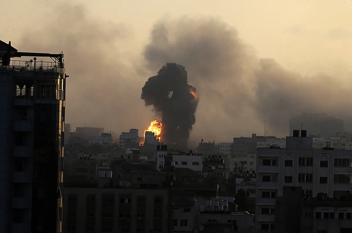 Izrael továbbra is jelentős erőkkel támadja a Gázai övezetet