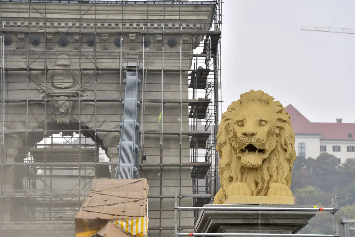 850 ezer darabnyi legóból épített oroszlán került a Lánchídra