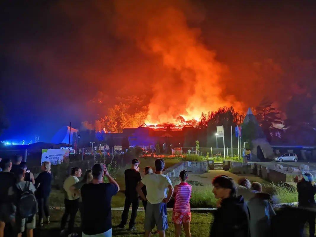 Eloltották a barlangfürdő brutálisan lángoló tetőszerkezetét