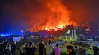 Eloltották a barlangfürdő brutálisan lángoló tetőszerkezetét