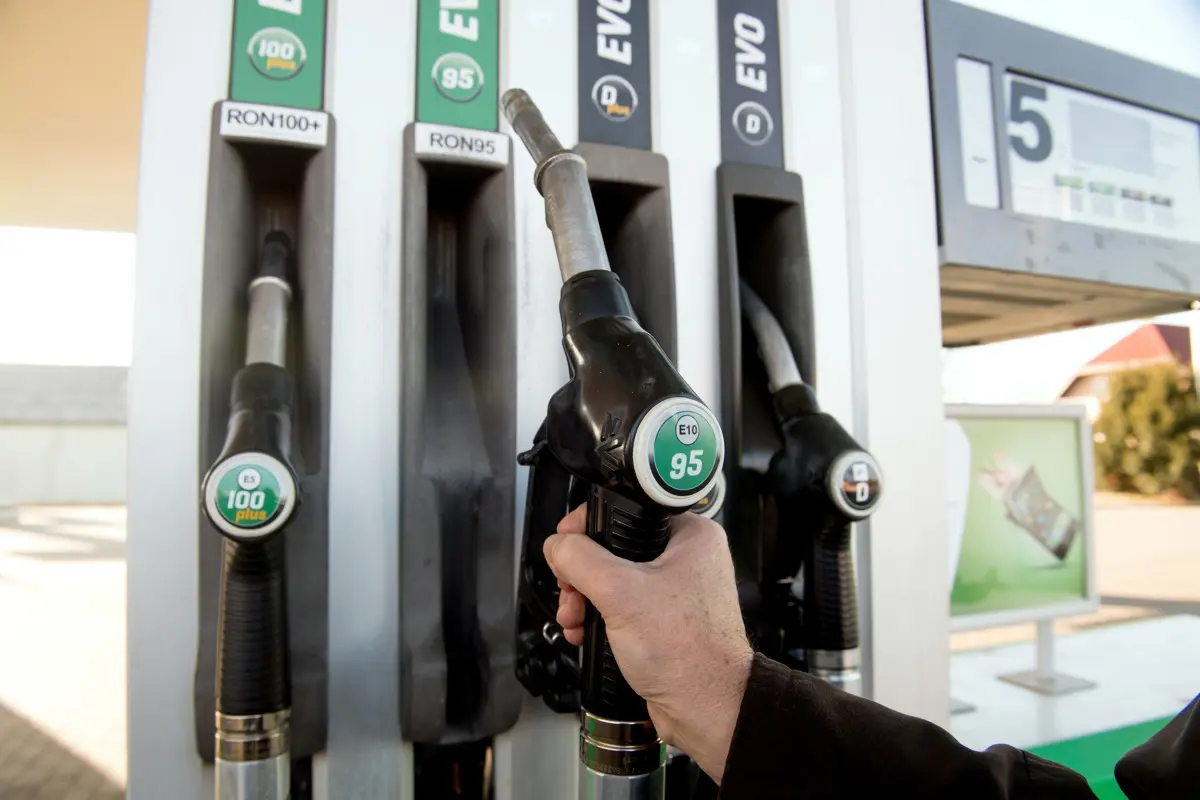 Mától 643 forint a benzin átlagára, a gázolajért pedig ennél 10 forinttal többet kell fizetni