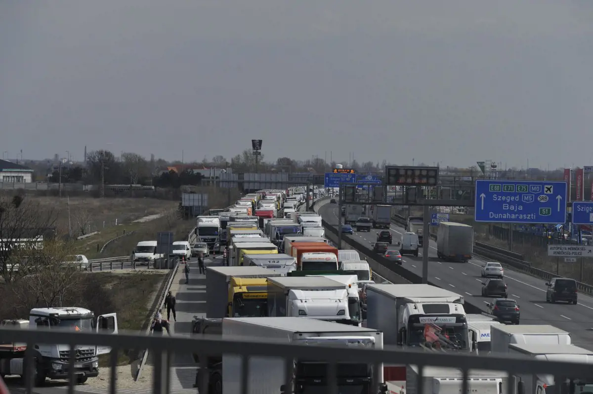 Autósok figyelmébe: torlódásokra kell számítani az M1-esen Győrnél