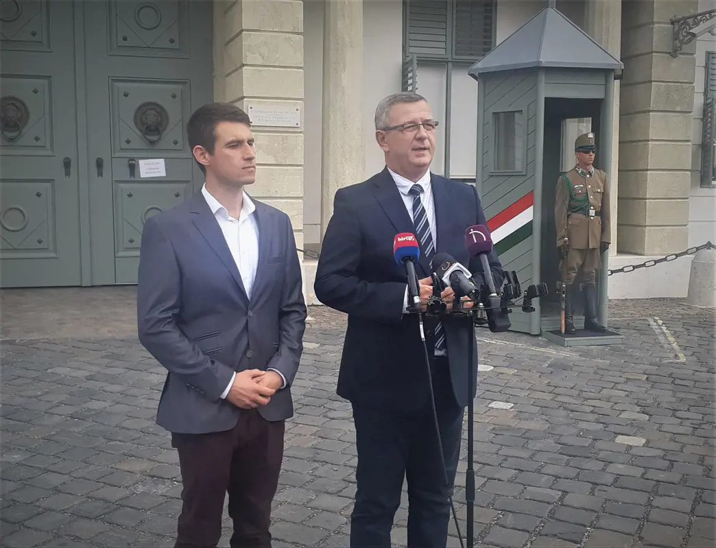 Visszavonhatóvá tenné a pedofil igazgató állami kitüntetését a Jobbik