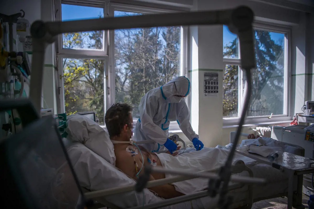 Koronavírus: ezer alá csökkent a kórházban ápoltak száma