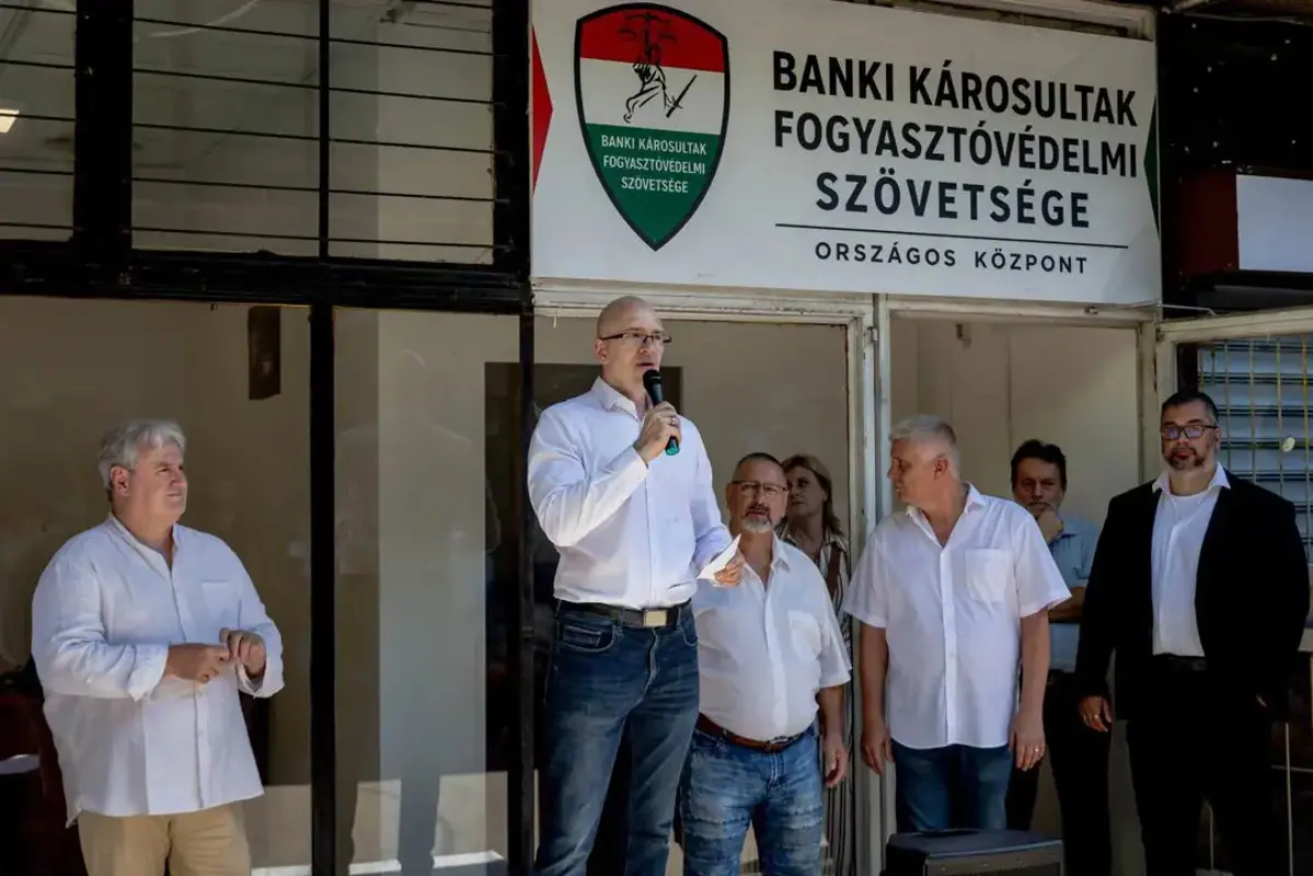 Megnyílt az első országos jogsegélyközpont a banki károsultak megsegítésére