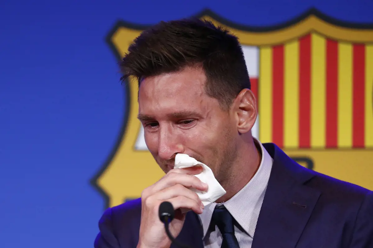 Elképesztő: egymillió dollár felett adnák el a zsebkendőt, amibe Messi a könnyeit törölte távozásakor
