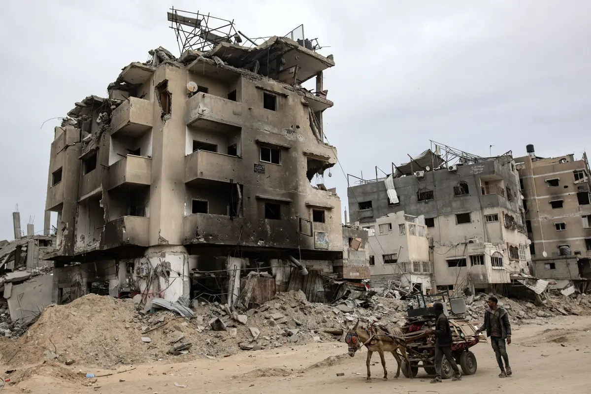 A csapatkivonás és a tűzszüneti tárgyalások ellenére tovább folynak a harcok a Gázai övezetben